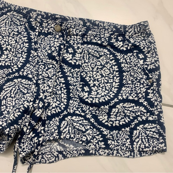 • [GAP] Blue & White Floral Shorts • - Picture 2 of 10